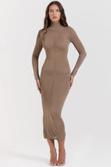 Lång tunn klänning med hög hals