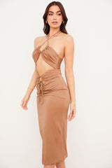 Medium klänning med urringning i karamellfärg