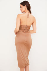 Medium klänning med urringning i karamellfärg