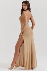 Stickad långklänning med hög hals i guld