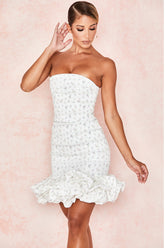 Vit axelbandslös klänning med blommönster