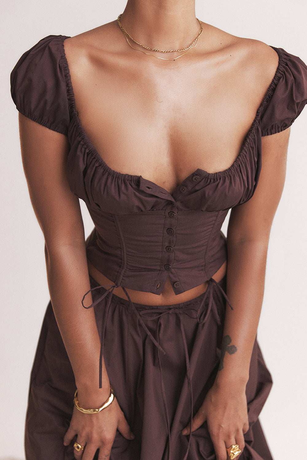 Ruffad topp i djupbrunt och midikjol med rufs