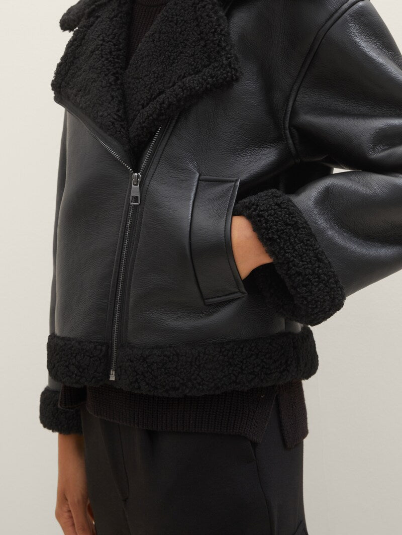 Asymmetrical pilot jacket with soft edge