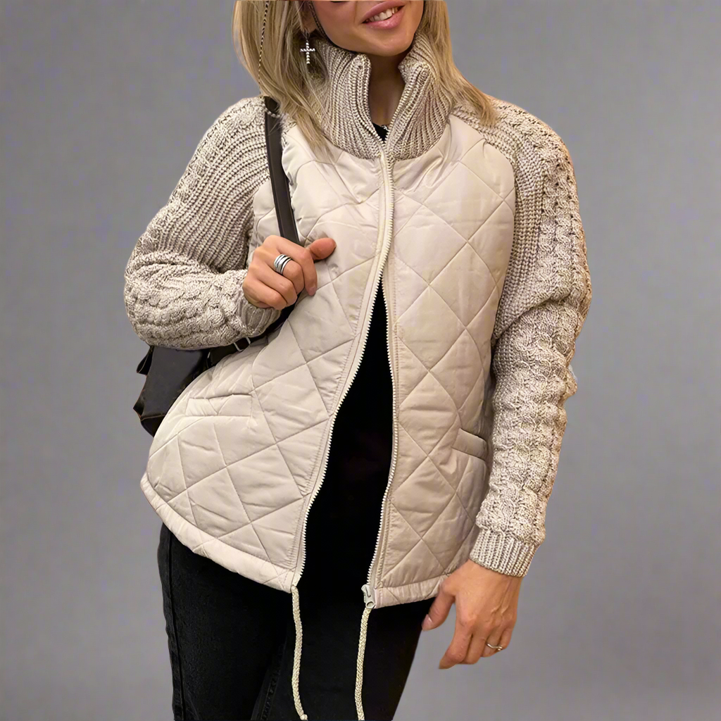 Varm vadderad jacka med stickade ärmar