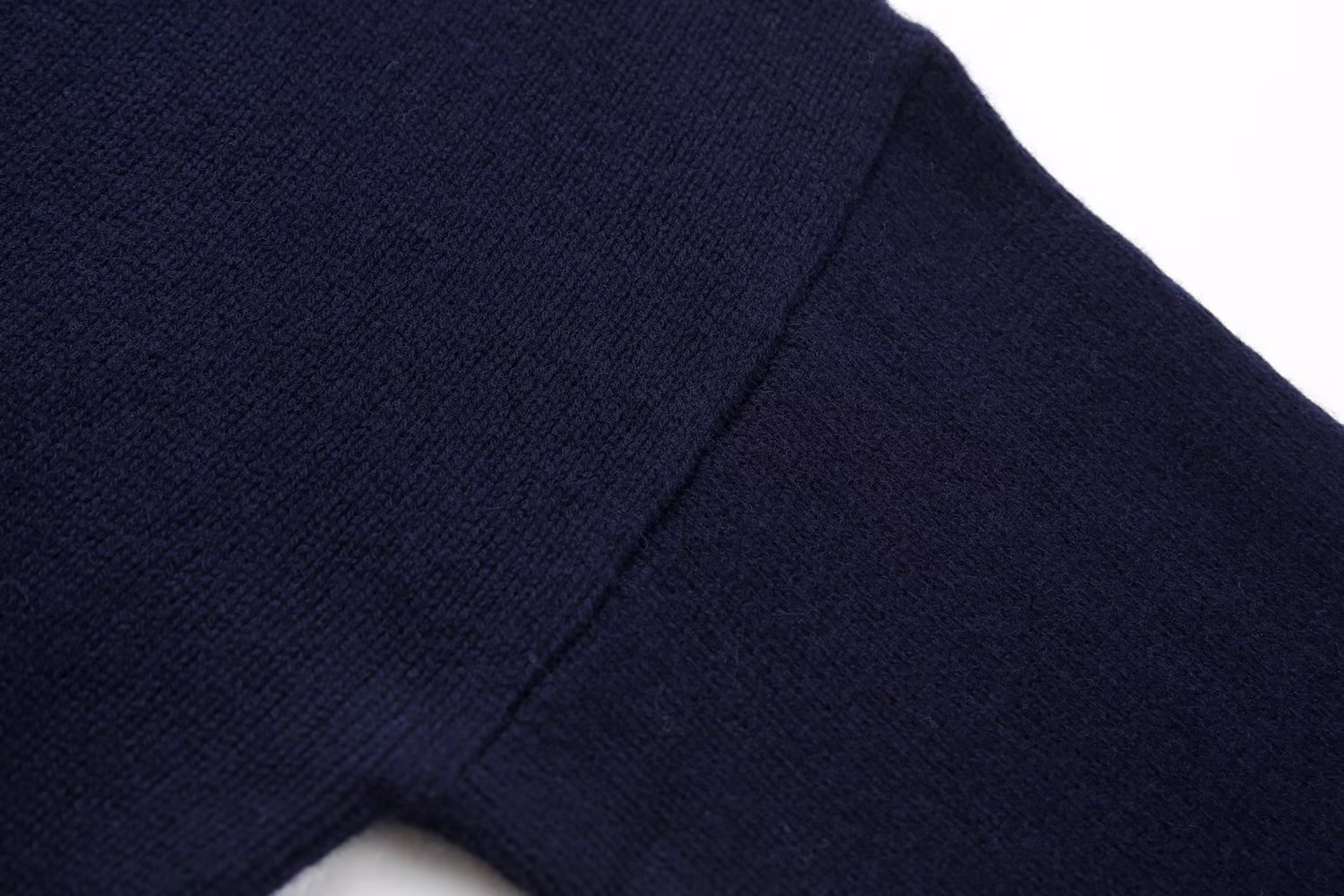 Marinblå stickad jacka med v-ringning