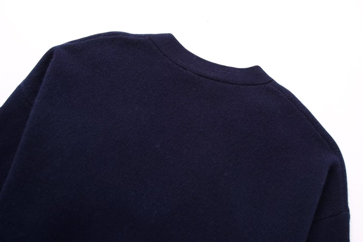 Marinblå stickad jacka med v-ringning