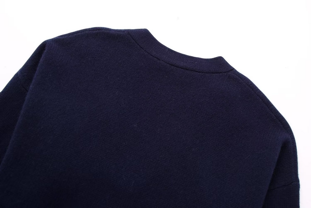 Marinblå stickad jacka med v-ringning