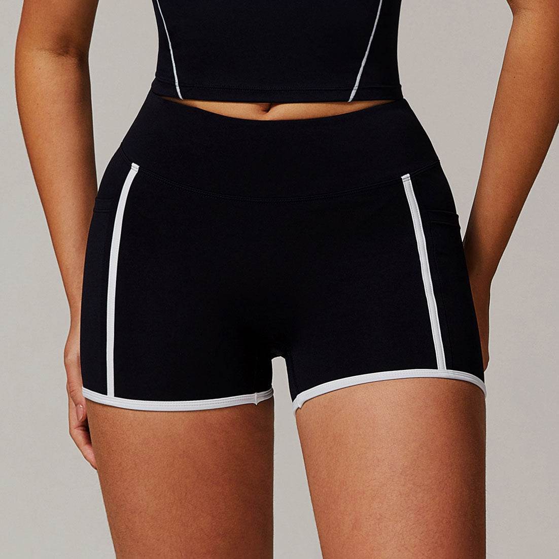 Sporty high-waisted shorts with contrasting details