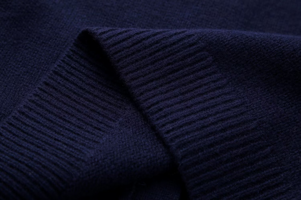 Marinblå stickad jacka med v-ringning