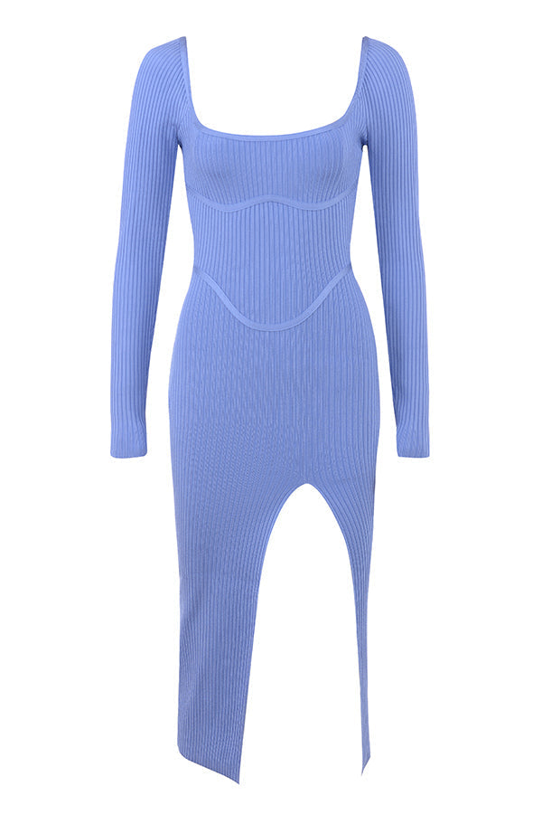 Blå stickad midiklänning med utskuret ben