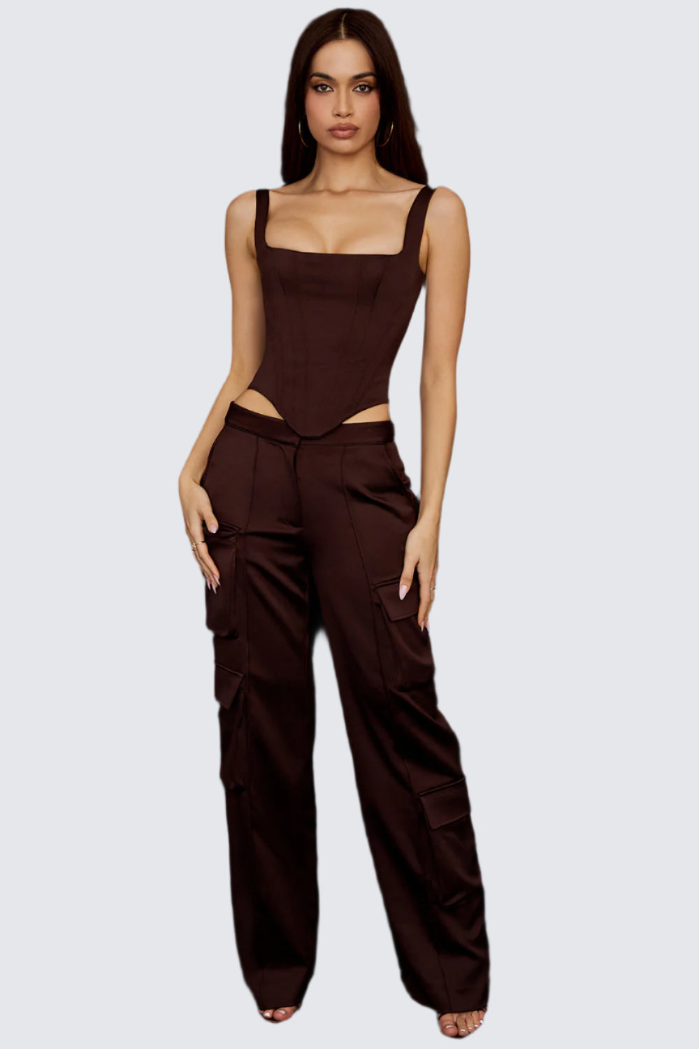 Lång korsett i choklad satin med cargo byxor