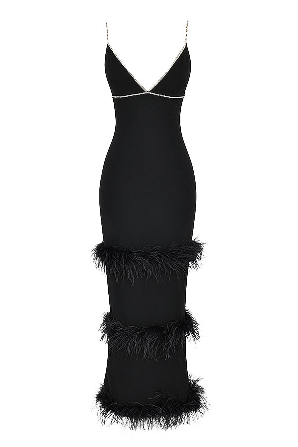 Djup svart långklänning med pälsdesign