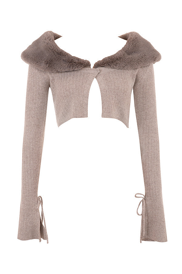 Beige kofta med päls i halsen och stickad klänning