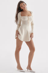 Krämfärgad elegant miniklänning med öppen front