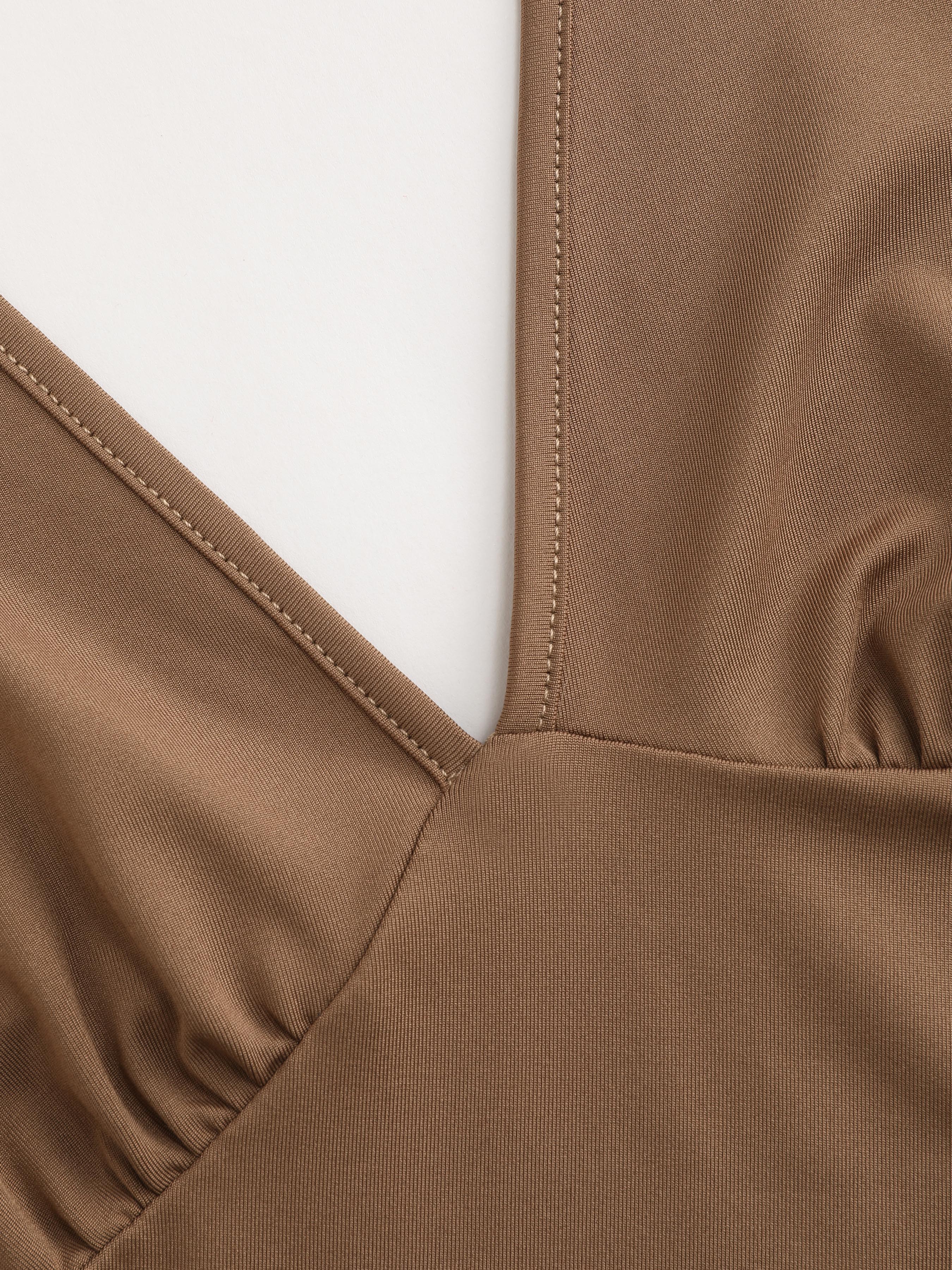 Ljusbrun smal klänning med V-ringning