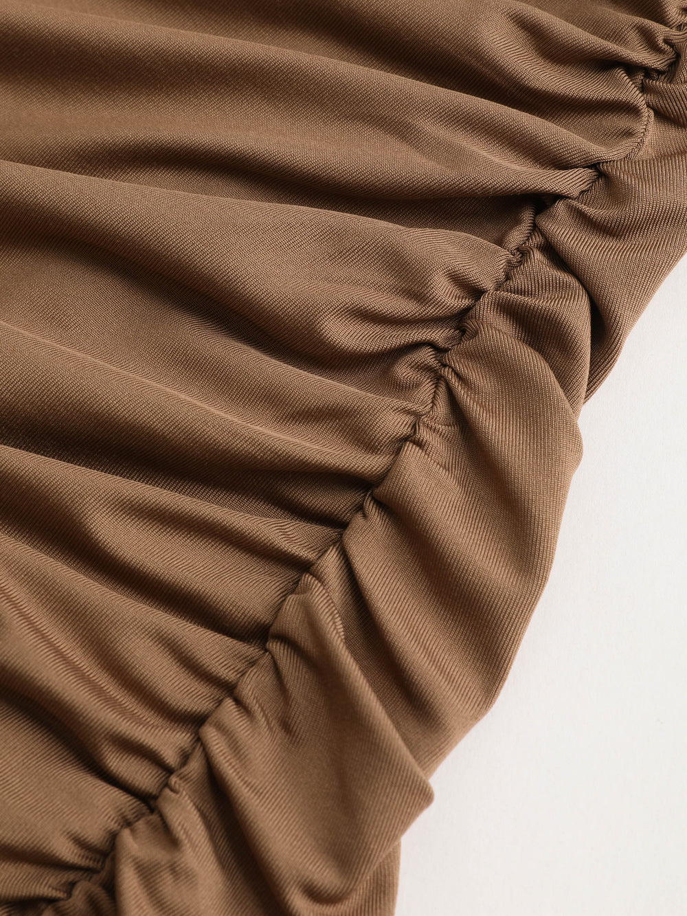 Ljusbrun smal klänning med V-ringning