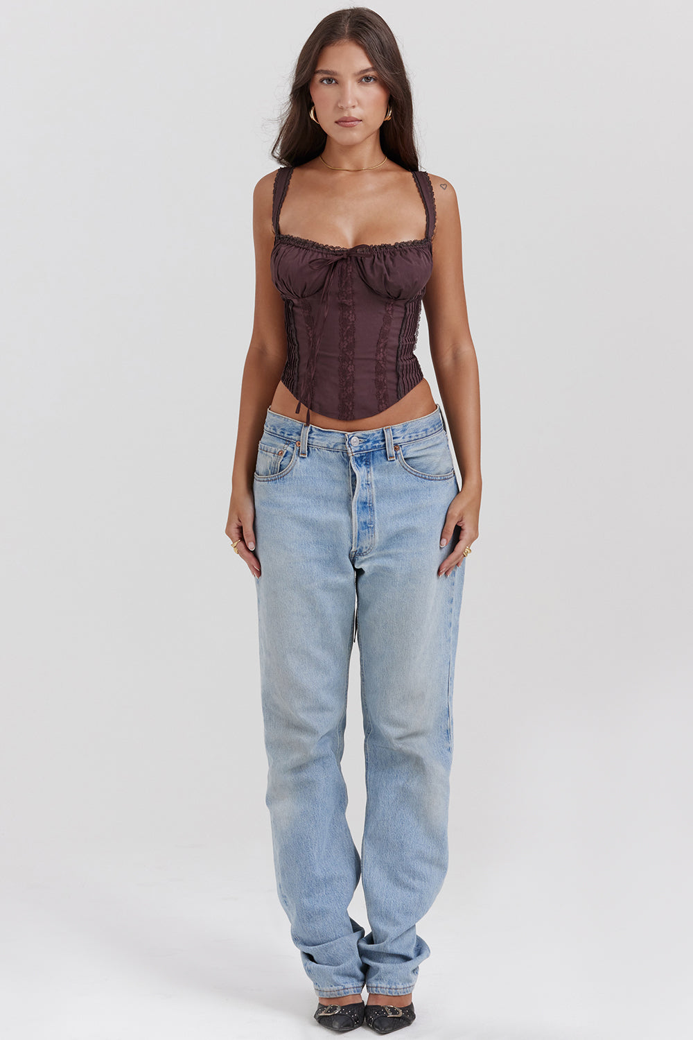 Brun korsett med spets i ryggen