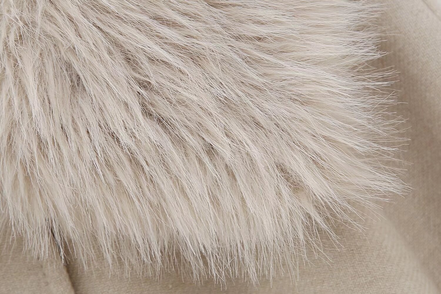 Varm kappa med avtagbar pälskrage