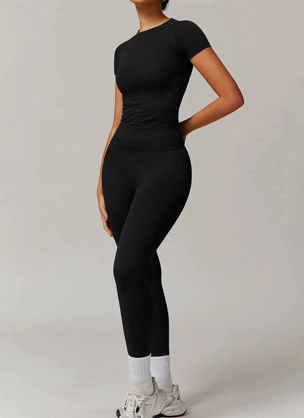 Seamless sports set with T-shirt and leggings