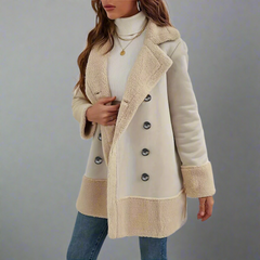 Jacka i aprikosfärgad ekologisk lammull