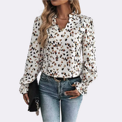 Casul v-ringad vit skjorta med ärm