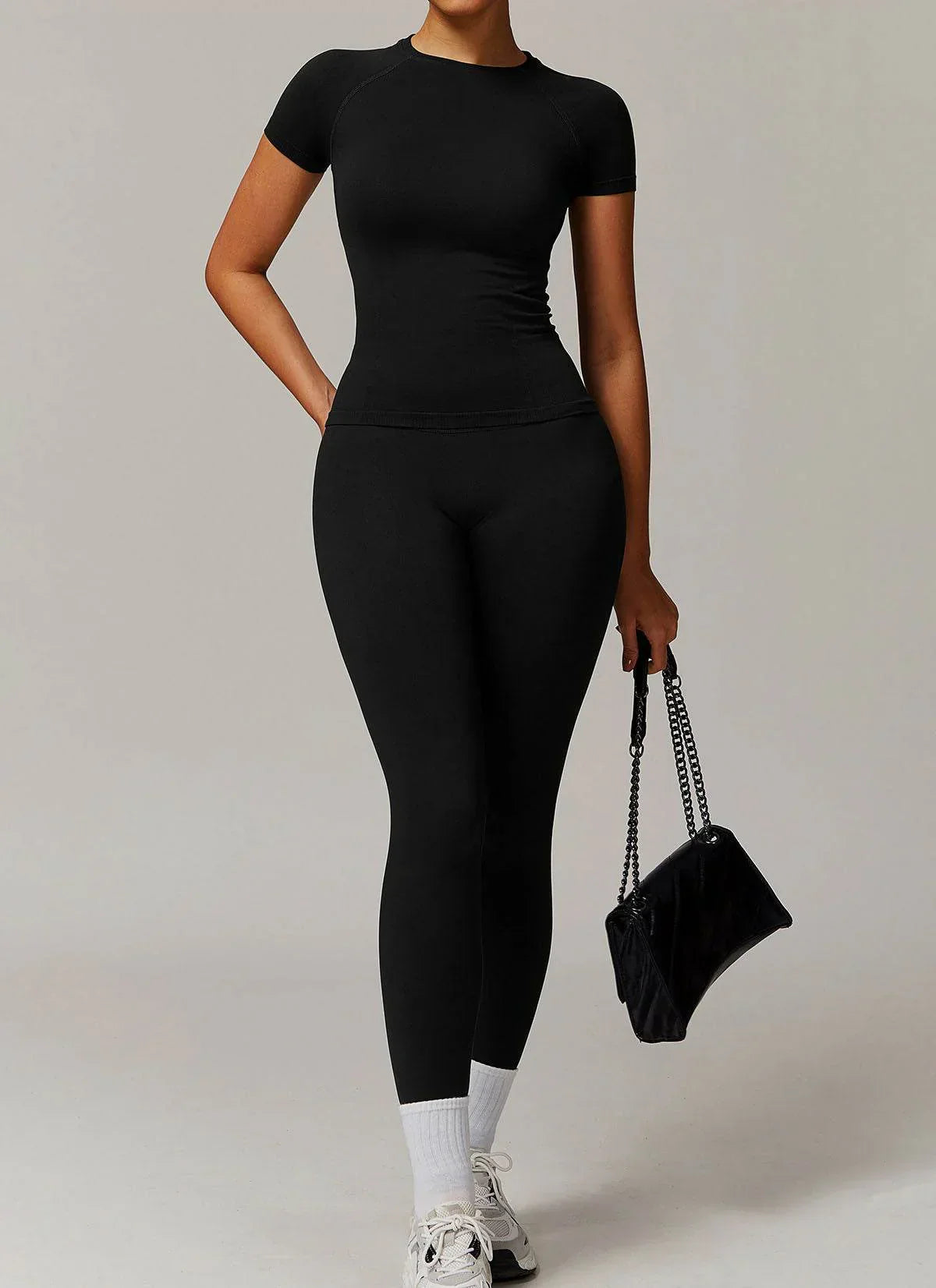 Seamless sports set with T-shirt and leggings