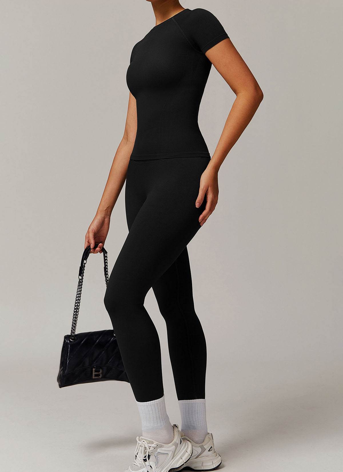 Seamless sports set with T-shirt and leggings