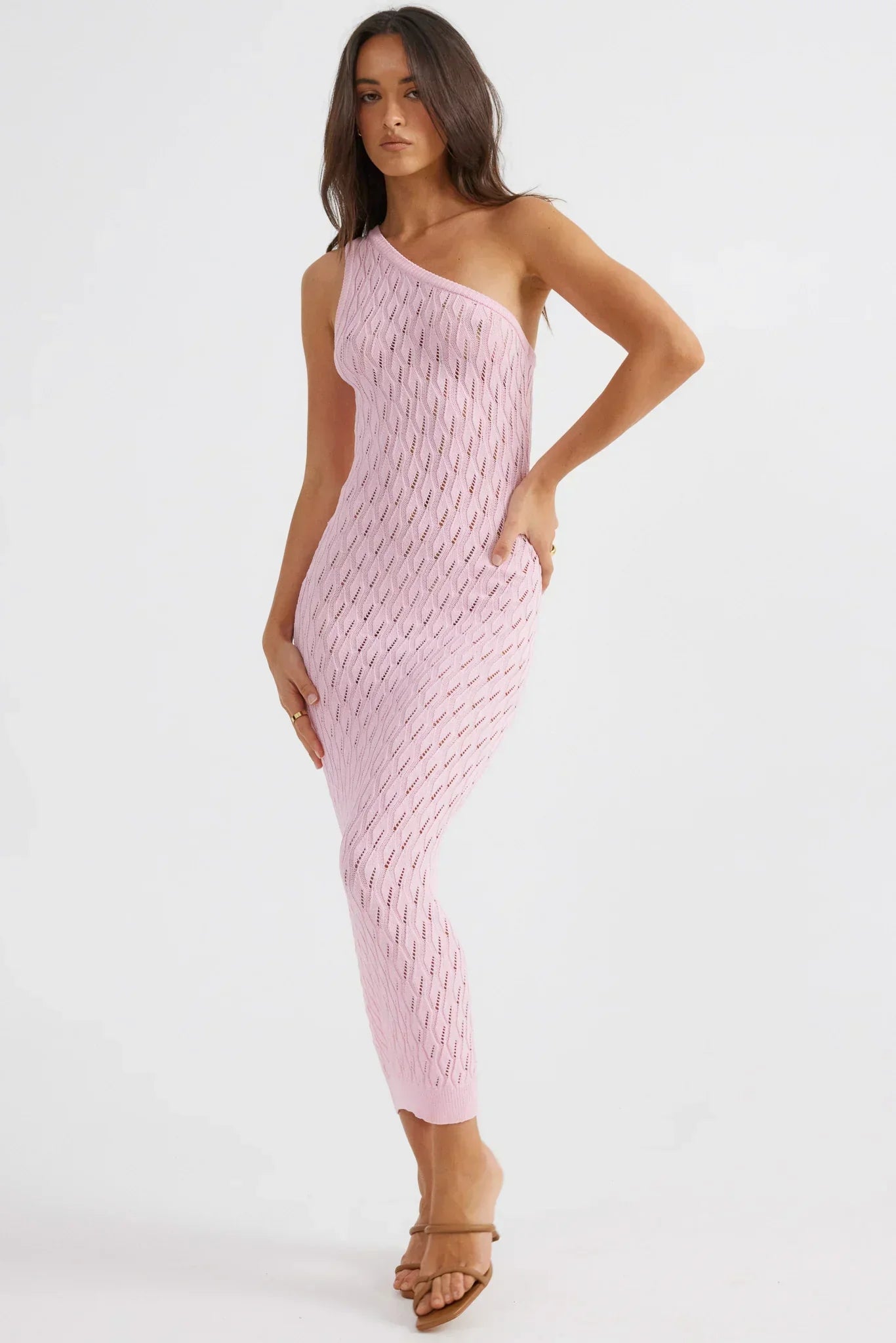 Stickad smal långklänning med en axel