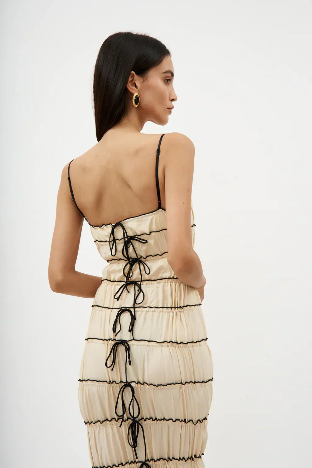 Charmeuse tunnelklänning i siden med volanger