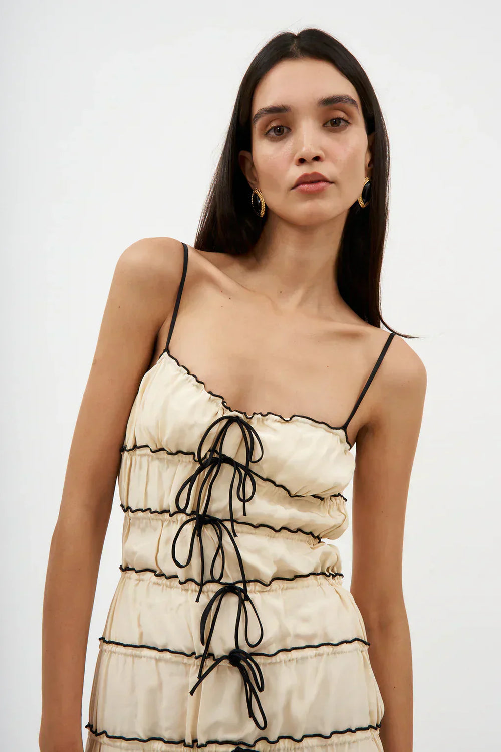 Charmeuse tunnelklänning i siden med volanger