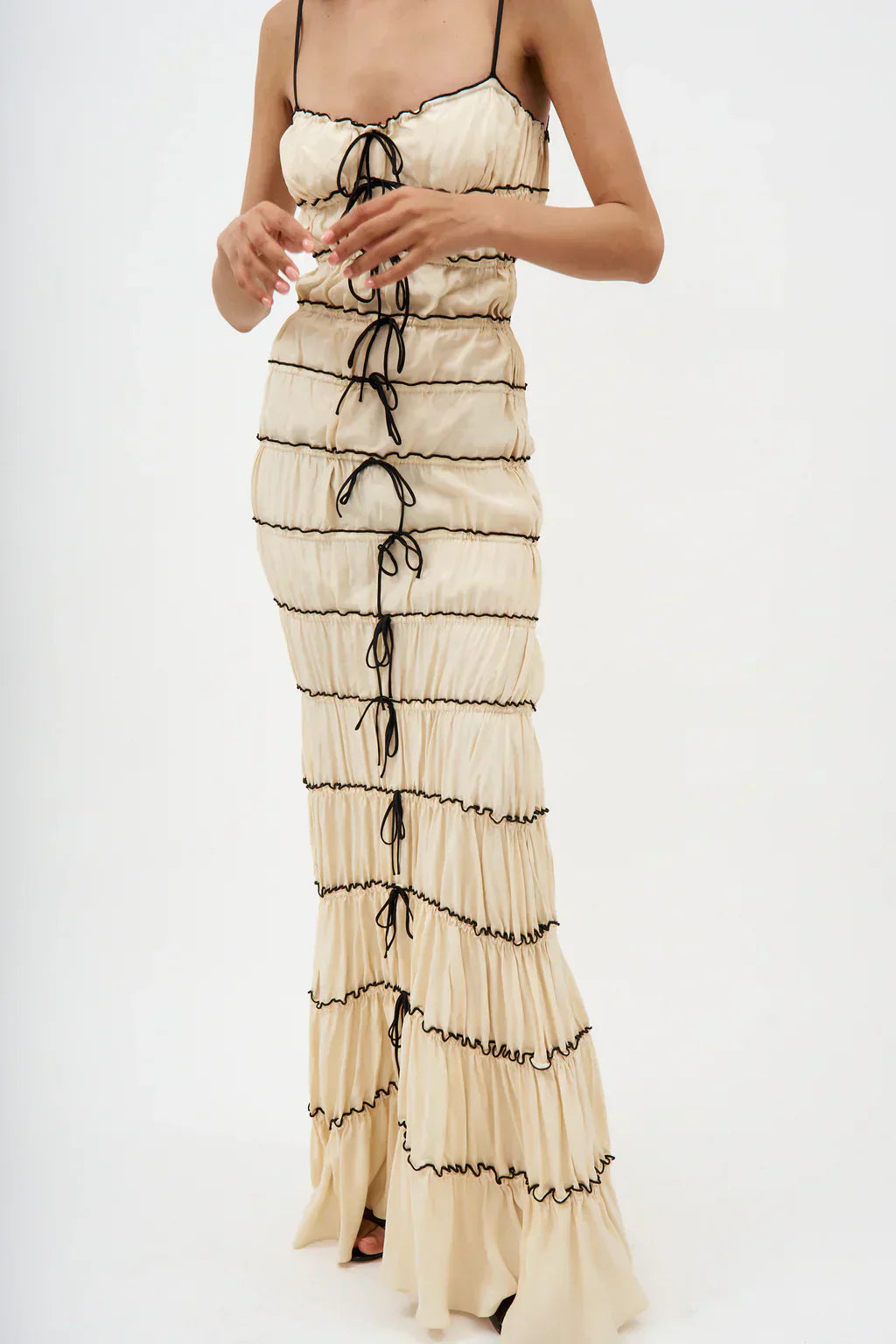 Charmeuse tunnelklänning i siden med volanger