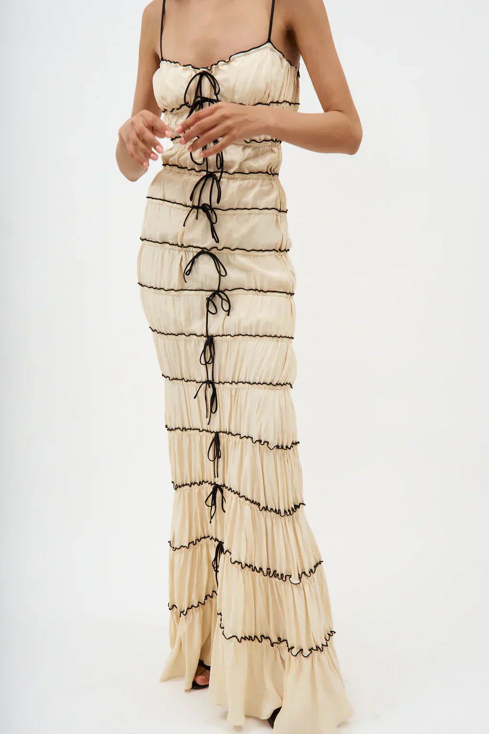 Charmeuse tunnelklänning i siden med volanger