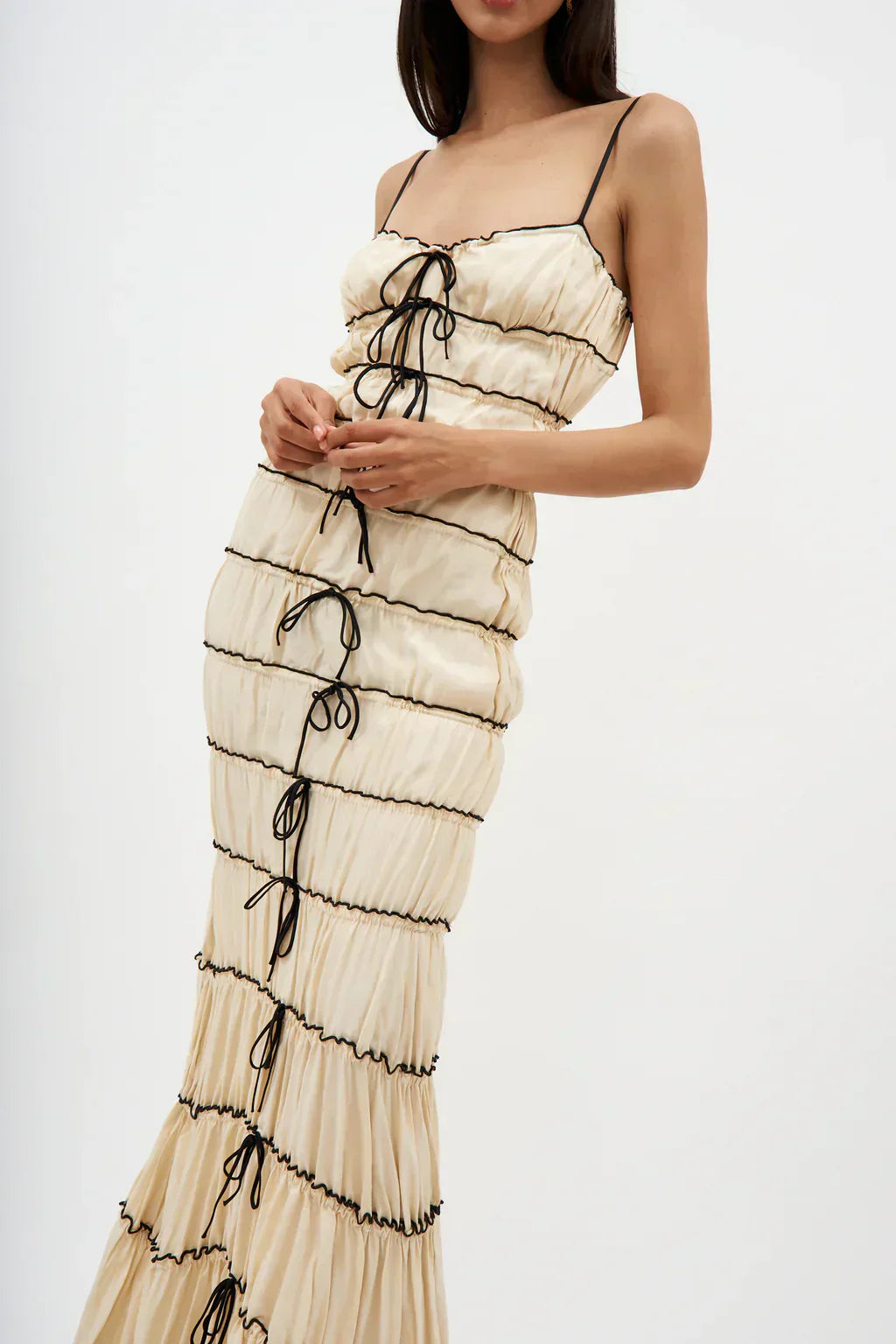 Charmeuse tunnelklänning i siden med volanger