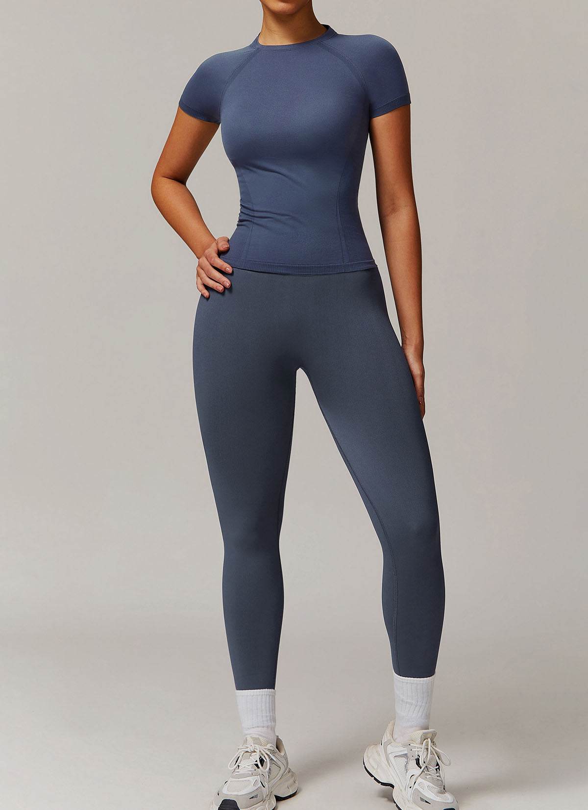 Seamless sports set with T-shirt and leggings