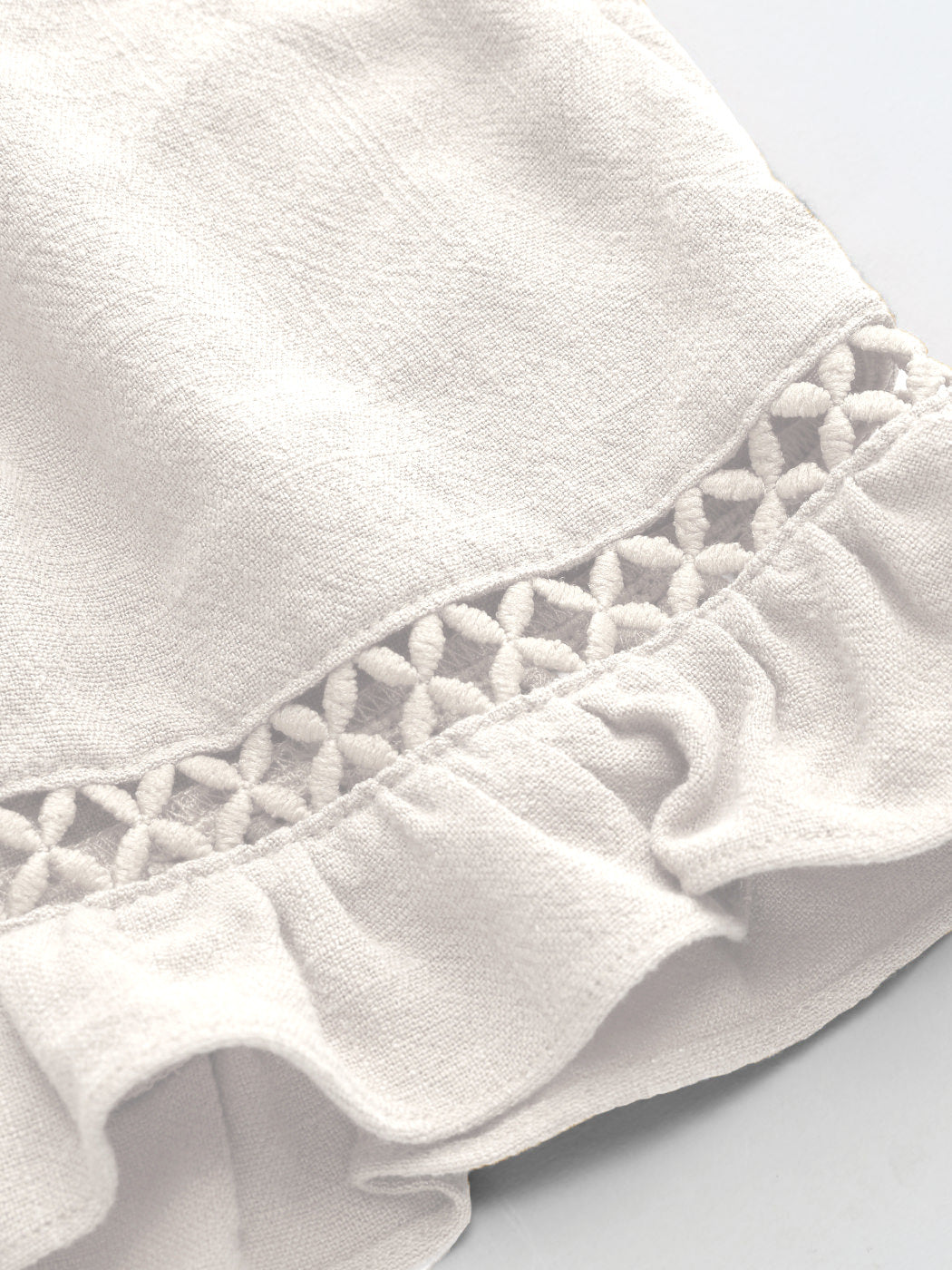 Avslappnad elegant vit klänning med struktur