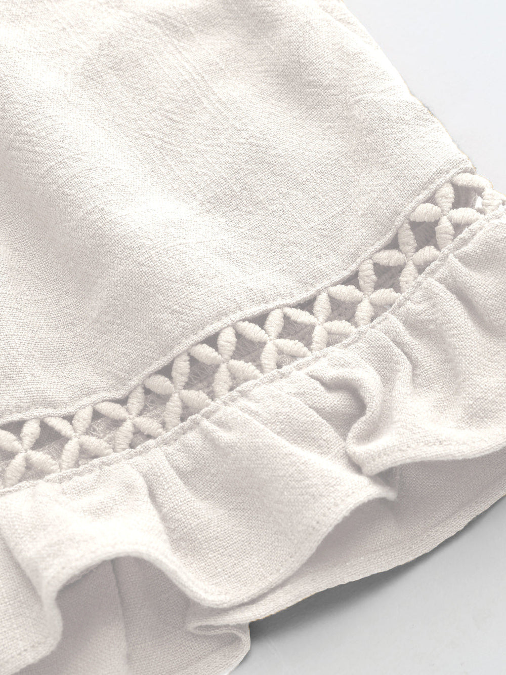 Avslappnad elegant vit klänning med struktur