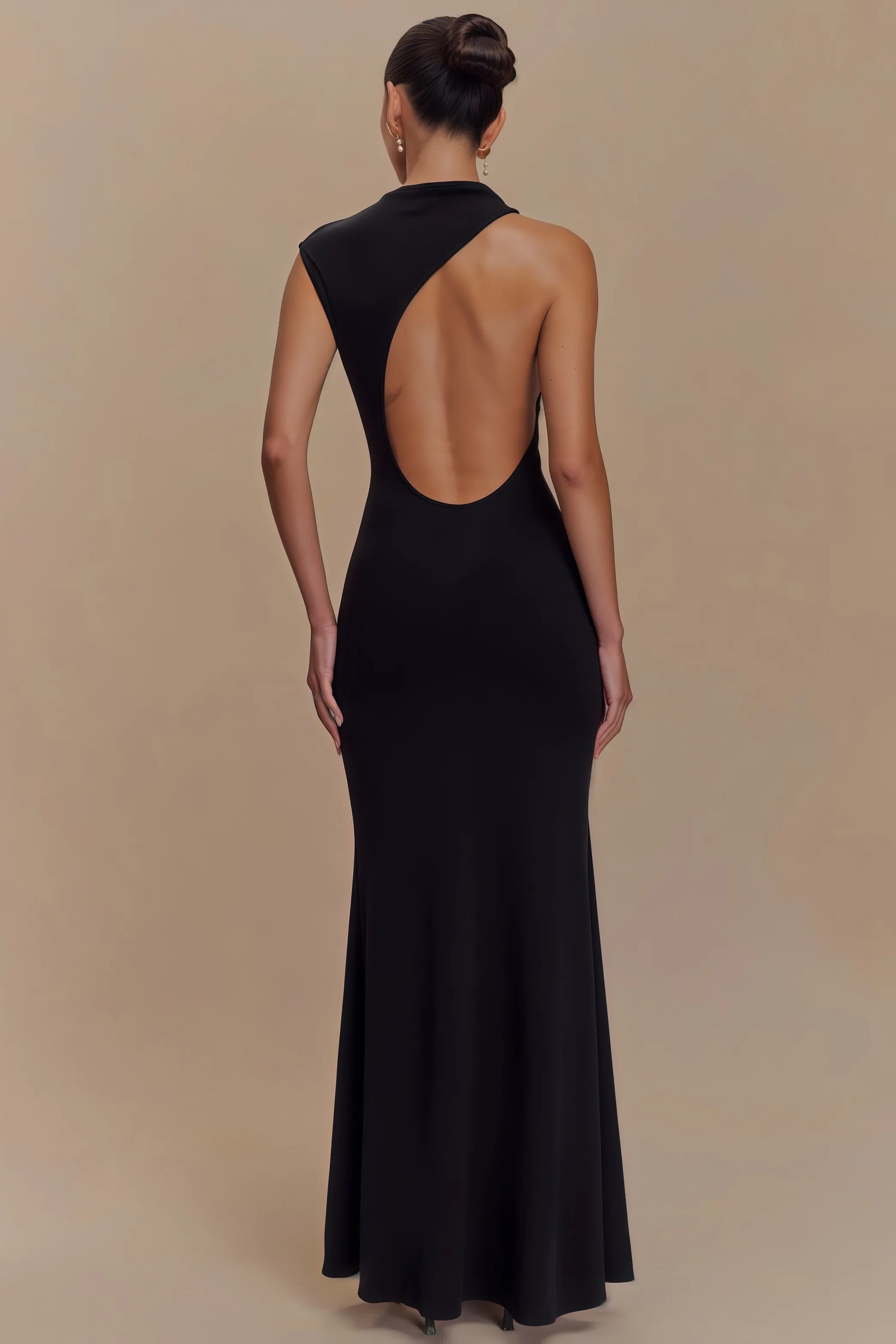 Long black sleeveless dress