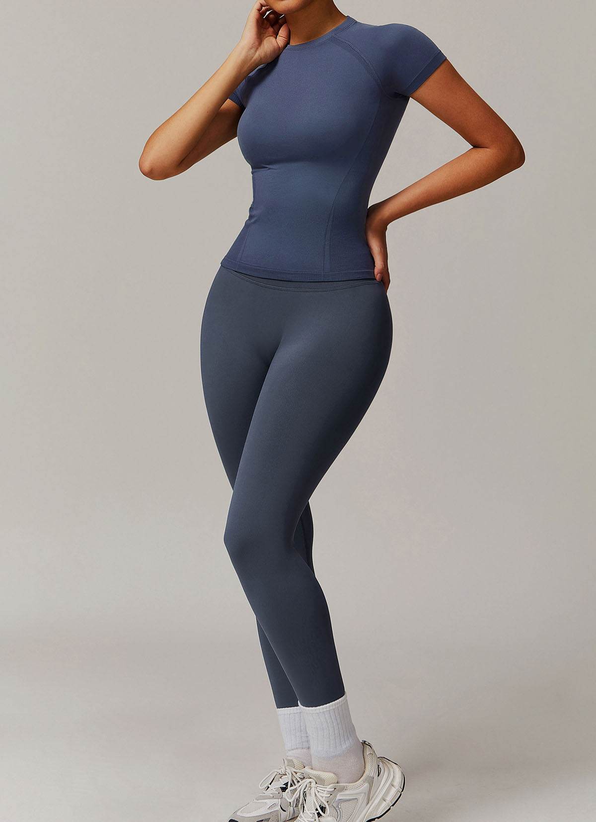 Seamless sports set with T-shirt and leggings