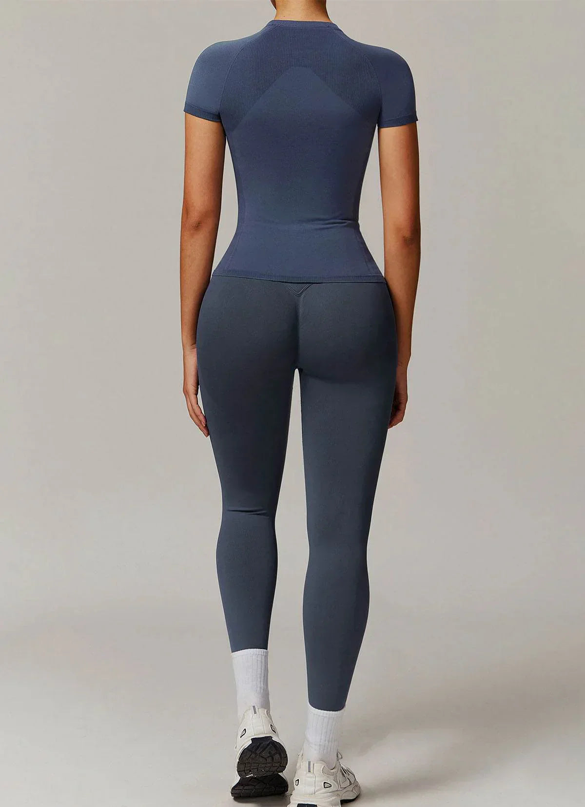 Seamless sports set with T-shirt and leggings