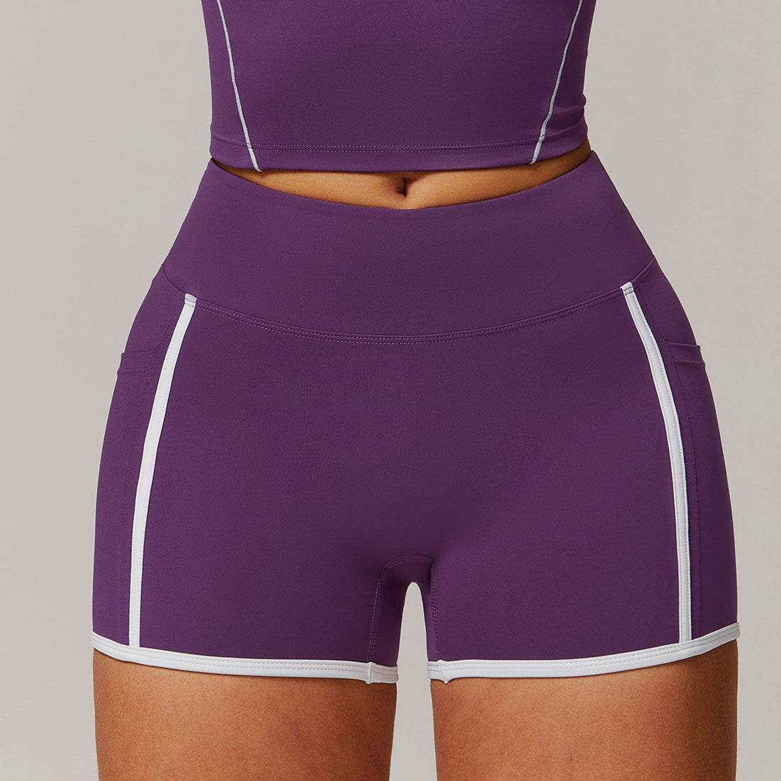 Sporty high-waisted shorts with contrasting details