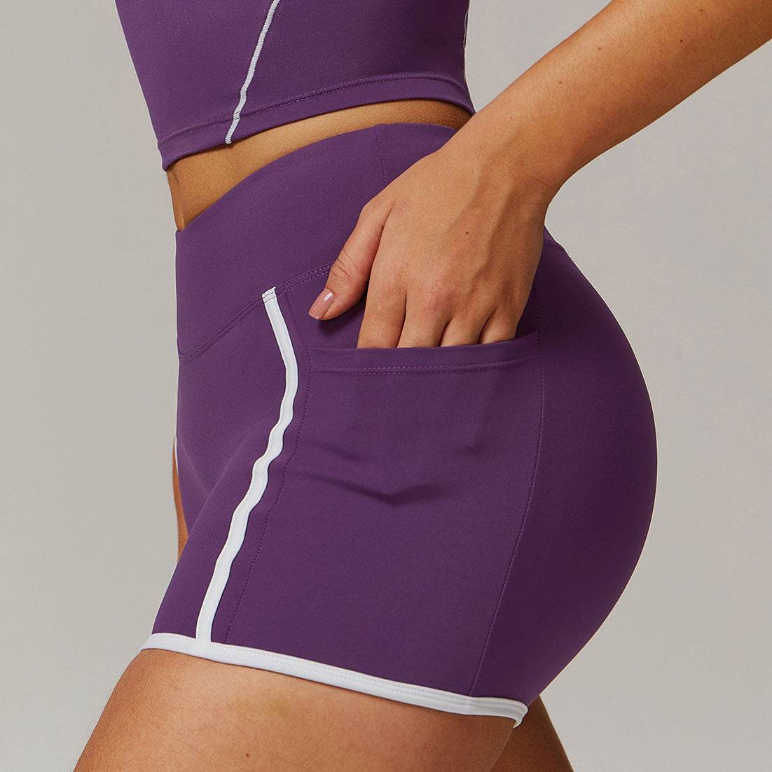 Sporty high-waisted shorts with contrasting details