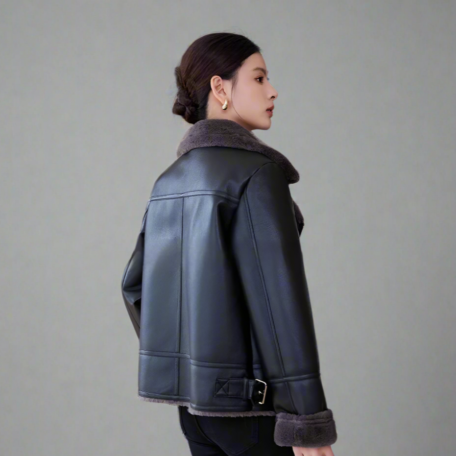 Varm läderjacka med pälsintegrering