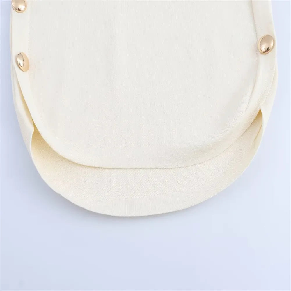 Stickad väst med knappdekoration i sidan