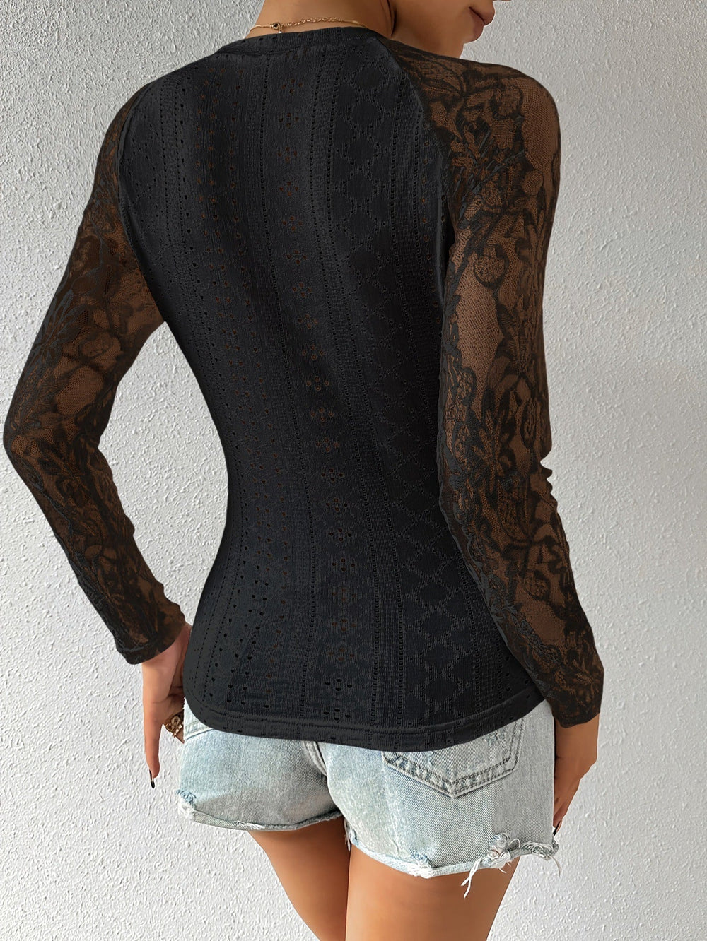 Elegant blus med spets och sömmar