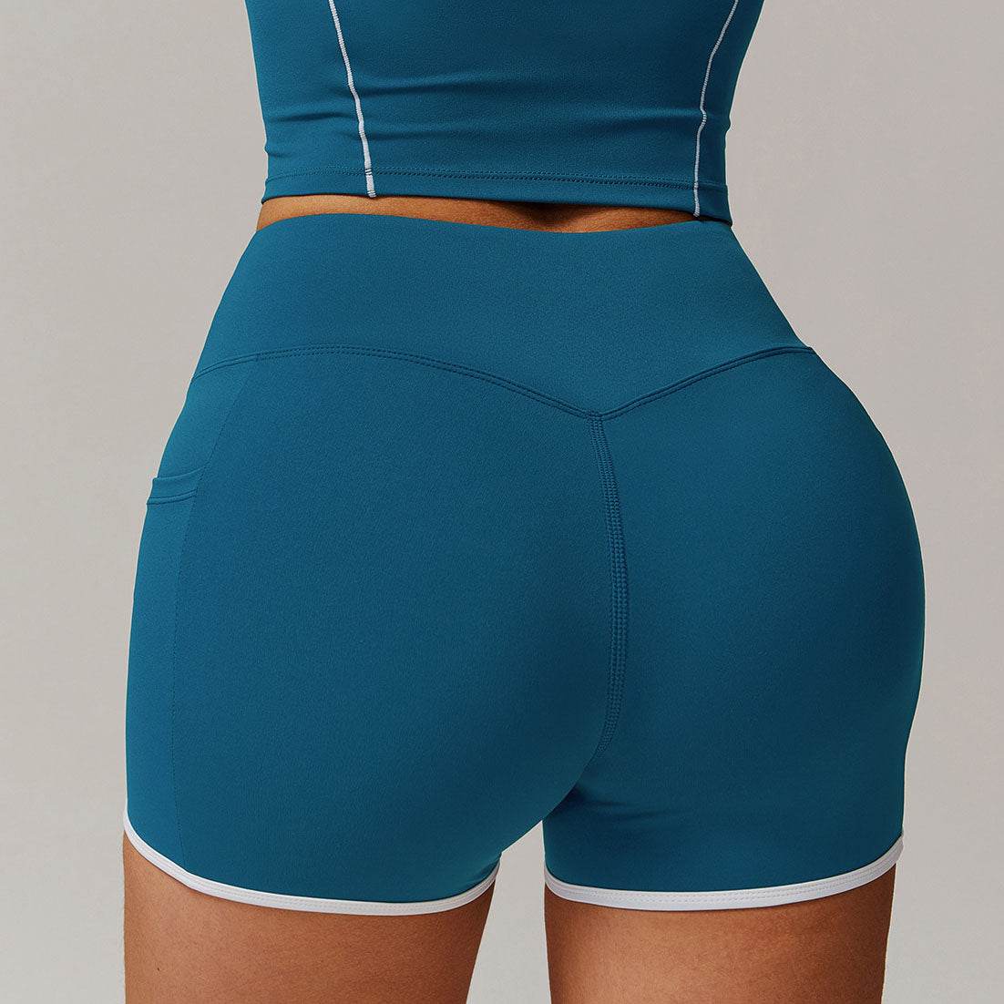 Sporty high-waisted shorts with contrasting details