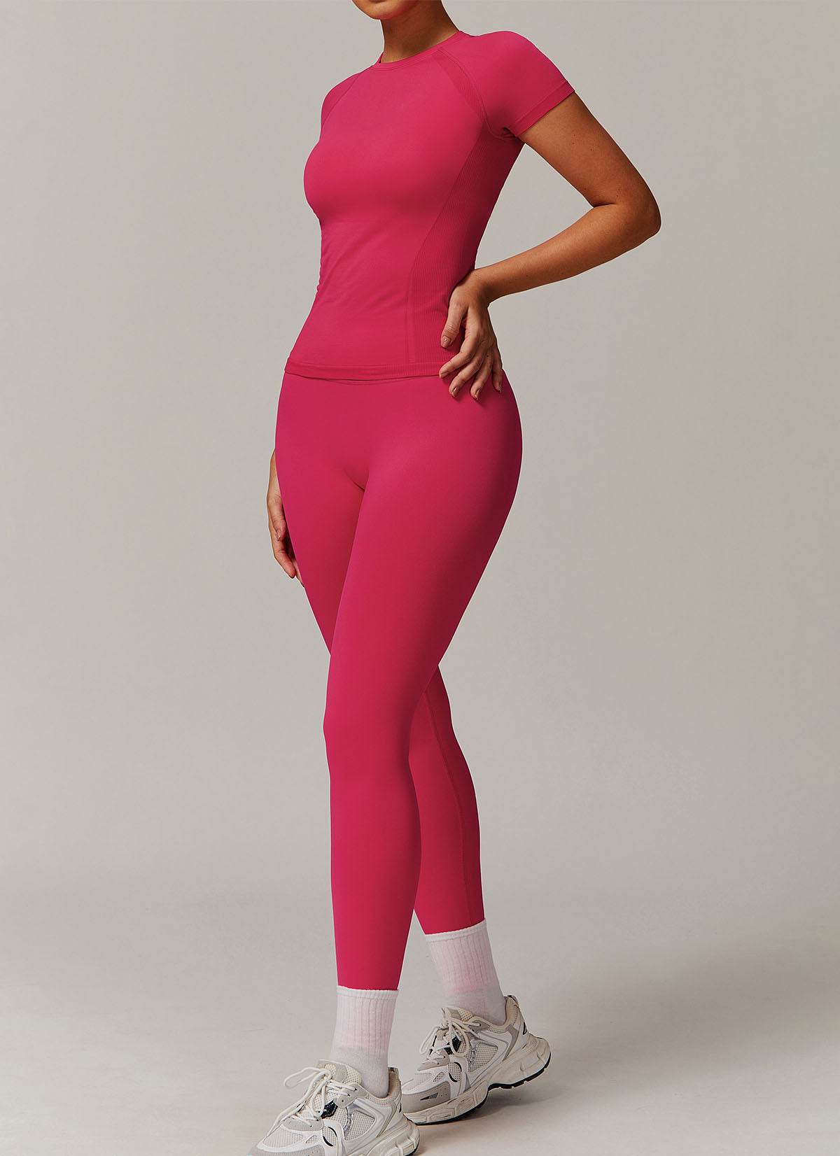 Seamless sports set with T-shirt and leggings