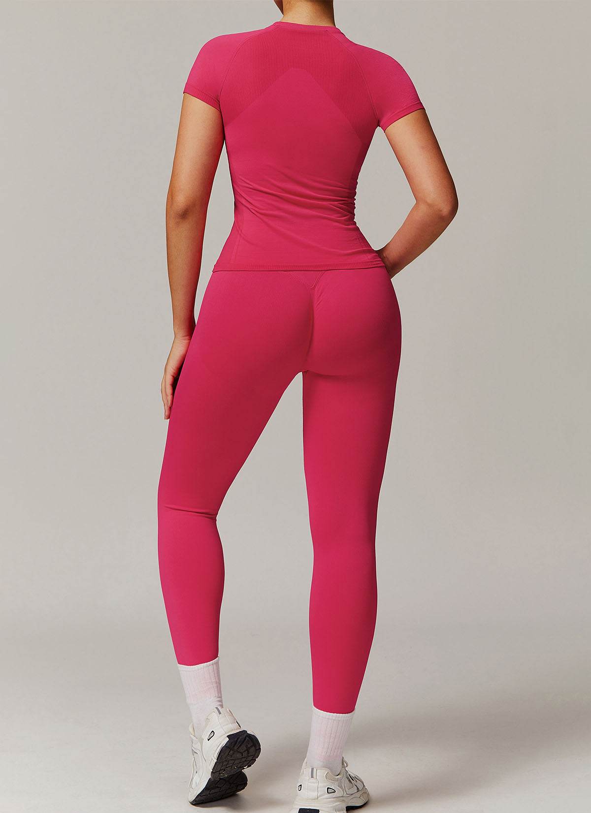 Seamless sports set with T-shirt and leggings