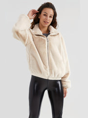 Jacka i fuskpäls med uppstående krage