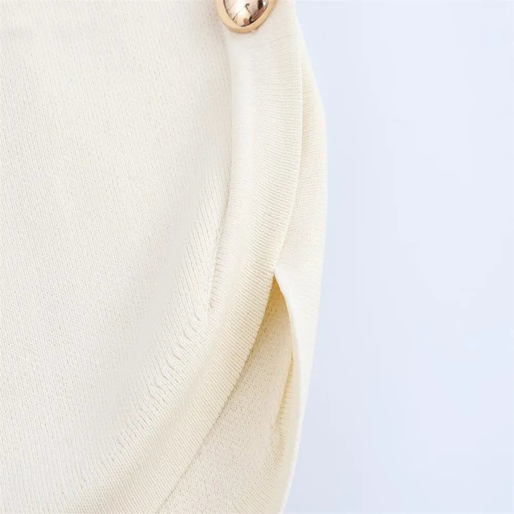 Stickad väst med knappdekoration i sidan