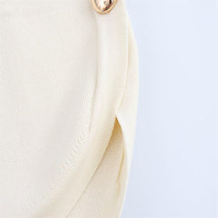 Stickad väst med knappdekoration i sidan